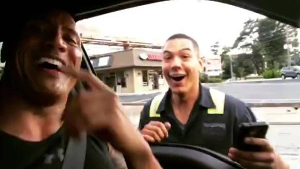 El video del momento: ¿Qué pasa si estás en un atasco y Dwayne Johnson está en el coche de al lado? 1