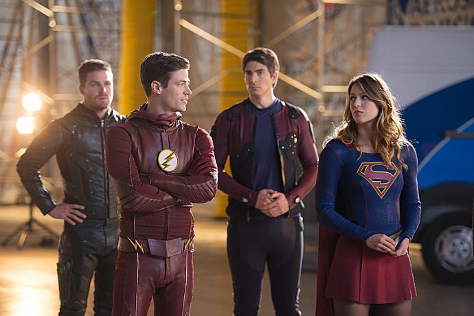 the-cw-superhero-crossover-photos-laurel-lance-returns-and-is-getting-married-in-invasion