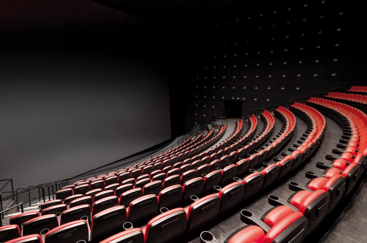 Кинотеатр с самым большим экраном. IMAX кинотеатр. Самый большой кинозал. IMAX залы. Огромный кинотеатр.