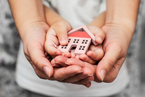 Cómo tributa la compra de una casa a un hijo o familiar