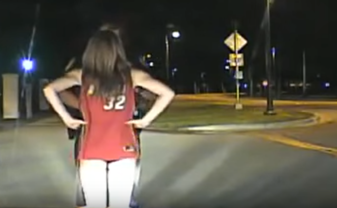 Chica joven No Pants ¿Tiene campo Prueba de la sobriedad   Policía Dash  cam video viral   YouTube