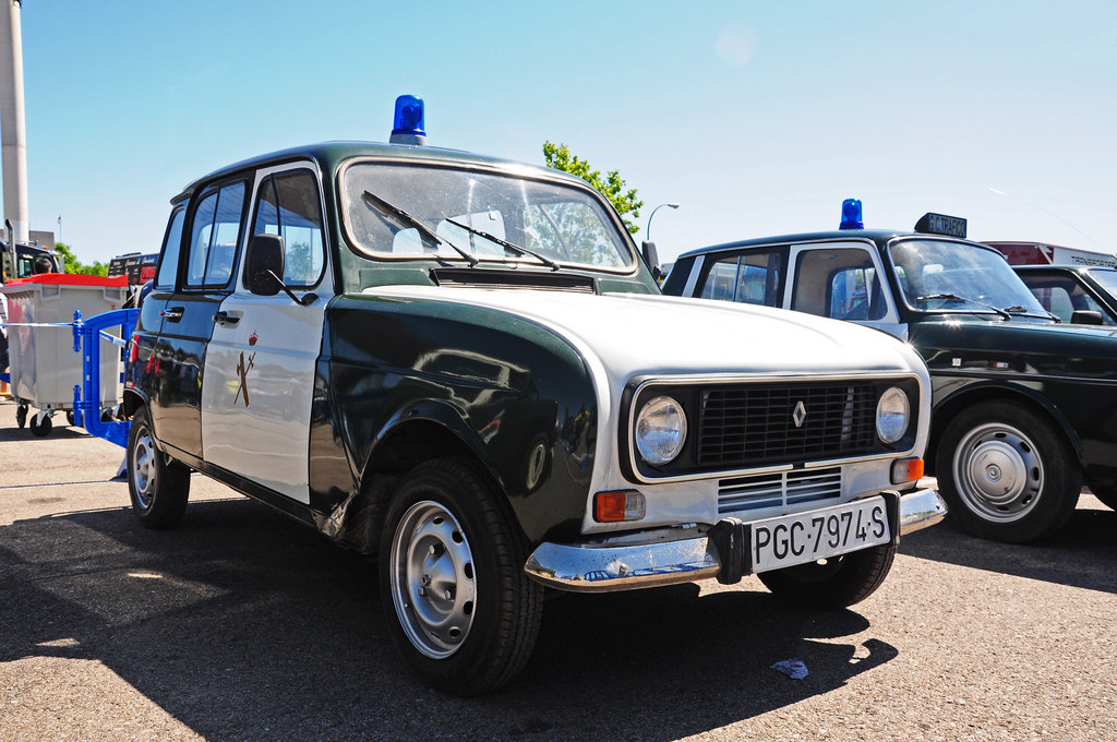  Coches de policía clásicos  el Renault   de la Guardia Civil -