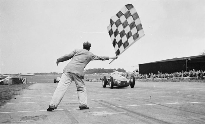 La bandera a cuadros en las competiciones automovilísticas: origen y  significado -