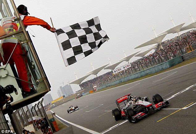 La bandera a cuadros en las competiciones automovilísticas: origen y  significado -
