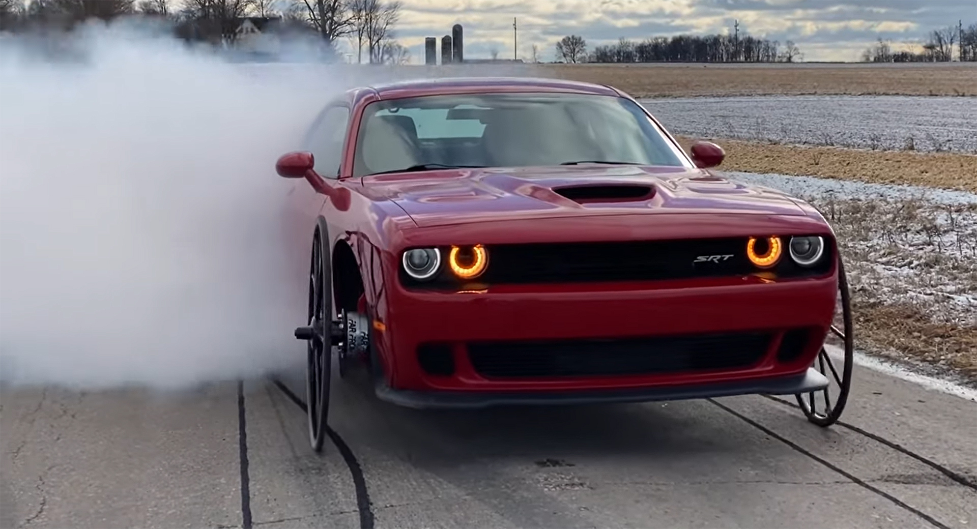 Un Dodge Challenger Hellcat con ruedas carro (vídeo) -