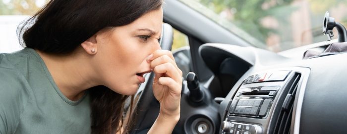 ¿Cómo eliminar el mal olor del aire acondicionado del coche"