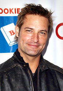 110321mag-josh-holloway1