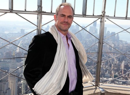 christopher-meloni-lights-up-the-empire-state-building-02