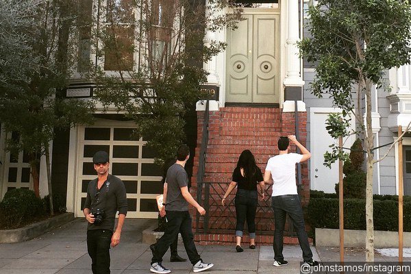 john-stamos-unnoticed-by-fans-when-visiting-the-full-house-home