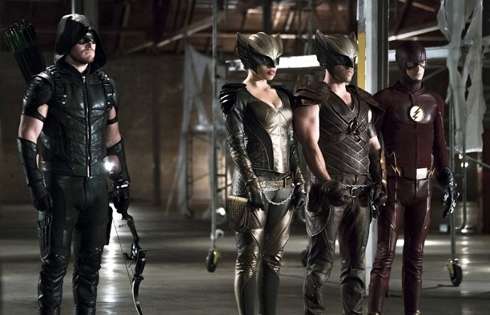 hawkman-and-hawkgirl-are-in-chains-in-arrow-flash-crossover (1)