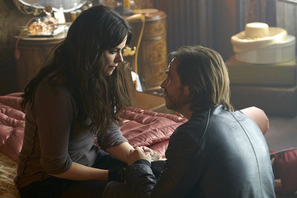 12 MONKEYS -- "Primary" Episode 202 -- Pictured: (l-r) Emily Hampshire as Jennifer Goines, Aaron Stanford as James Cole -- (Photo by: Steve Wilkie/Syfy)