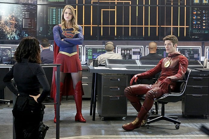 new-photos-of-supergirl-the-flash-crossover
