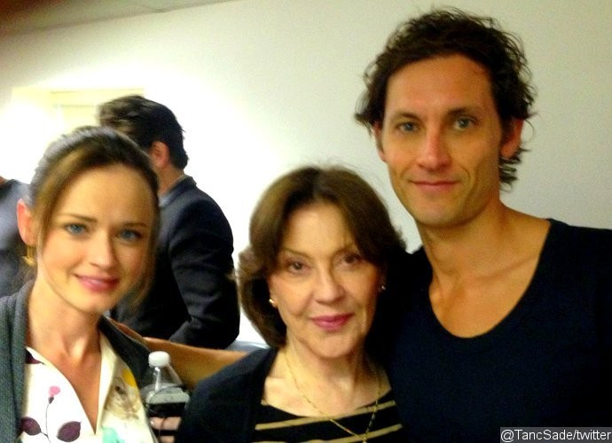 rory-and-emily-reunite-in-gilmore-girls-revival-photo